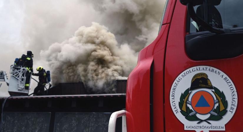Tűz ütött ki Hevesben: a tűzoltók négy vízsugárral küzdenek a lángokkal