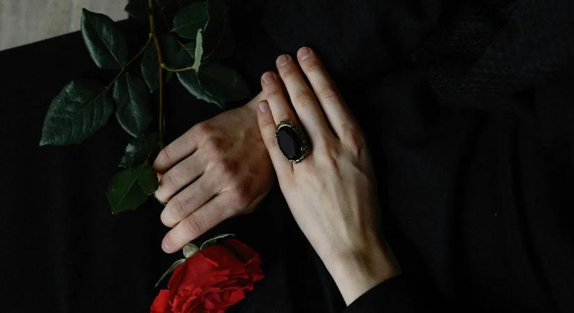 Fekete gyász borult a családra, fiatalon elhunyt a népszerű rockzenész