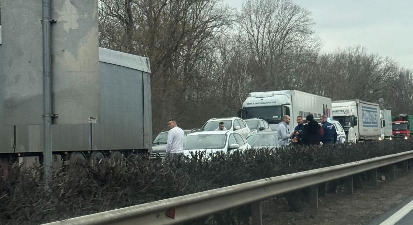 Tatabányától a csomópontig teljes a káosz, több kilométeres a dugó az M1-esen