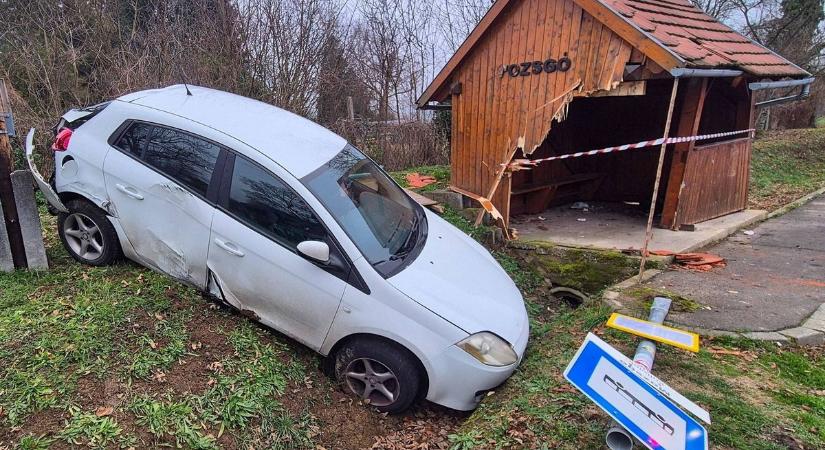 Durva fotók: buszmegállóba csapódott az autó előzés közben