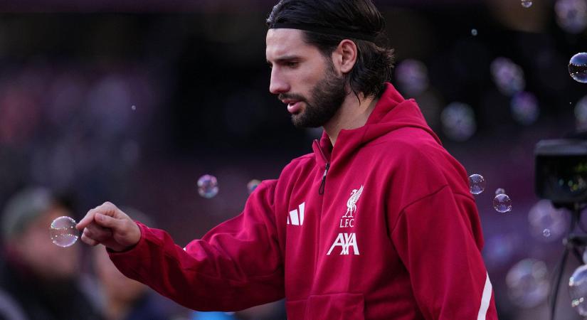 Szoboszlai Dominik leborult a karácsonyfák közé, Buzsik Borka ezzel sokkolta férjurát Liverpoolban