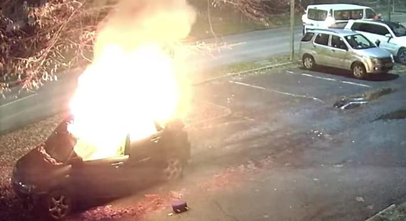 Videón, ahogy felgyújtja a haragosa autóját Renátó