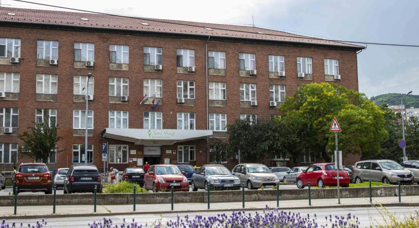 Csőtörés történt a Szent Margit Rendelőintézetnél, dolgozik a Vízművek a problémán