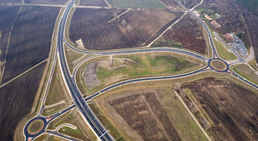 Illegális parkolókat alakítanak ki a Sopronból Ausztriába ingázó telekocsizók