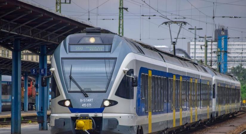 Rettenetes jelenet a vonaton, a nő a kalauz nyakának ugrott