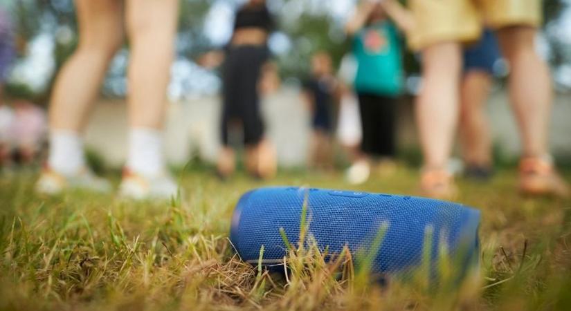 Hordozható hangszórók kiránduláshoz és kerti bulikhoz: mit tudnak a mai modellek?