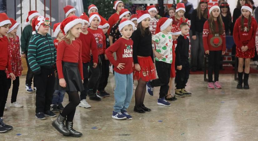 Mikulás, Mikulás, kedves Mikulás - az Oladi iskolába látogatott a nagyszakállú - sok fotóval