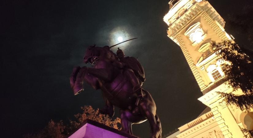 Fénykoszorút öltött a Hold Vásárhely fölött