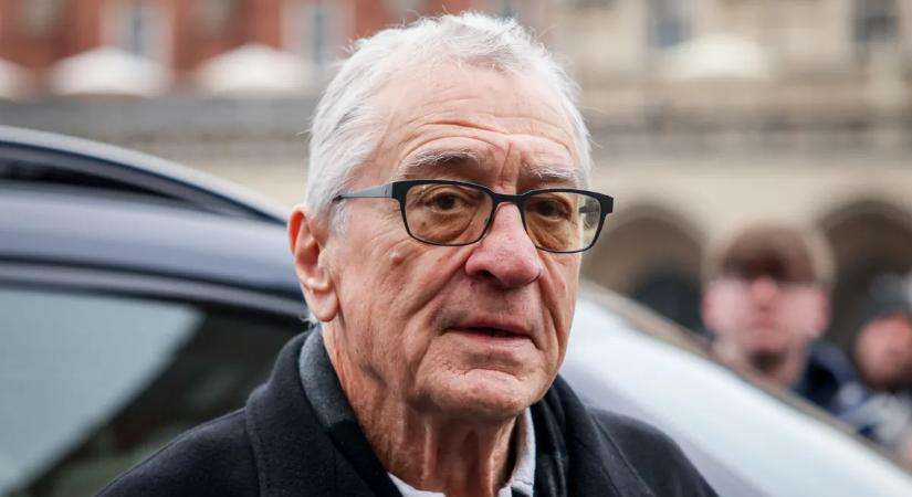 Aggódnak a rajongók: Robert De Niro felkötött karral jelent meg egy premieren