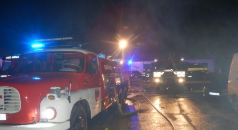 Raktárépületet kellett oltani Ekelen a tűzoltóknak