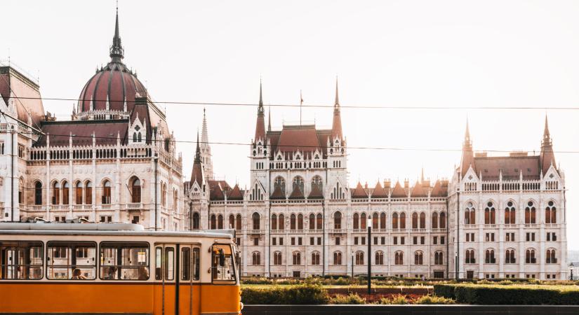 Meghosszabbítaná a kormány a Kossuth-téri építkezés nemzetgazdasági kiemelését