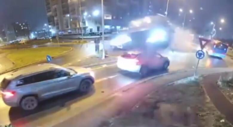 Rakétaként repült át két kocsi fölött egy harmadik Nagyváradon – videó