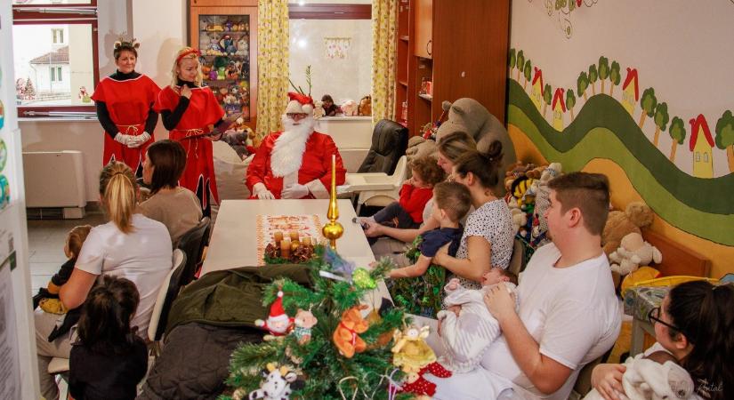 Rudolfék elfáradtak, így tűzoltóautóval érkezett a Mikulás az egri kórház beteg gyerekeihez