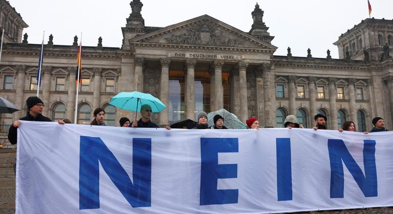 Több mint 90 városban sztrájkolnak a német diákok a sorkatonaság bevezetése ellen