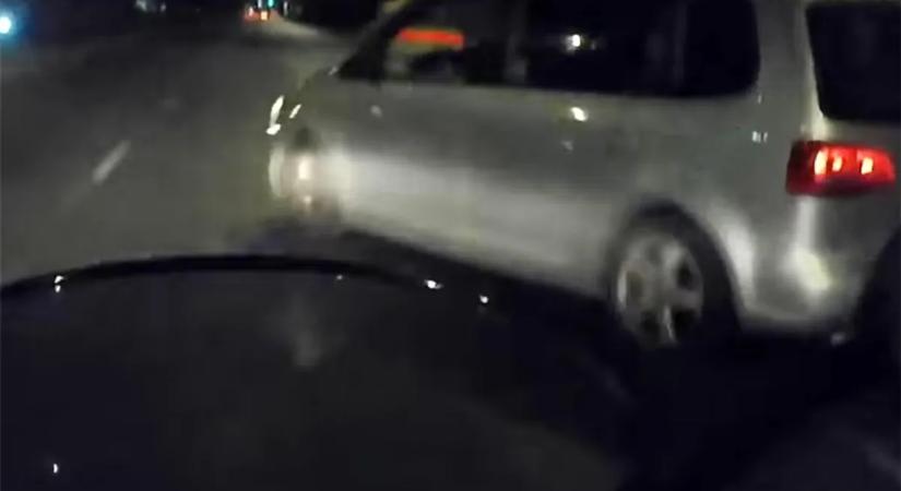Ezt látja egy motoros, amikor egy autós ész nélkül letarolja - videó