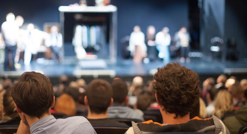 Elképesztő változás: újra életre kelt a pécsiek szeretett színháza! (VIDEÓ)