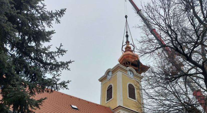 Új sisakot emeltek a pákozdi református templom tornyára