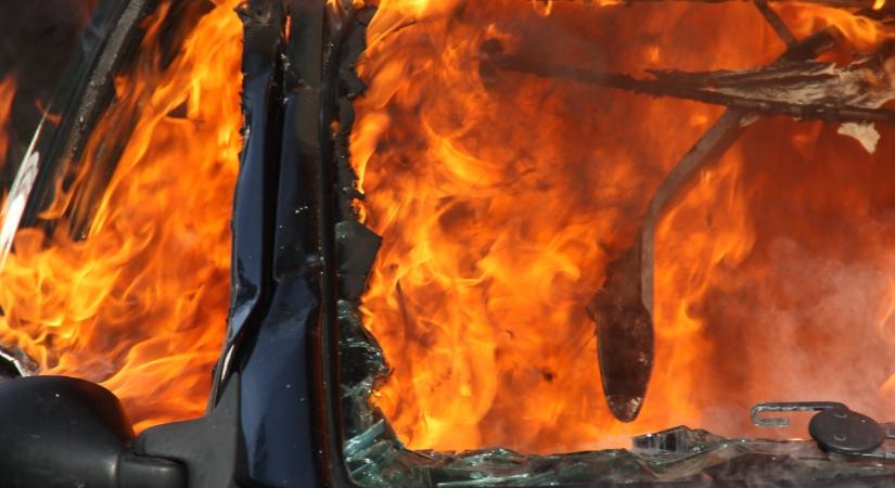 Felgyújtotta haragosa autóját Esztergomban, de hogy videó is készül, arra nem gondolt