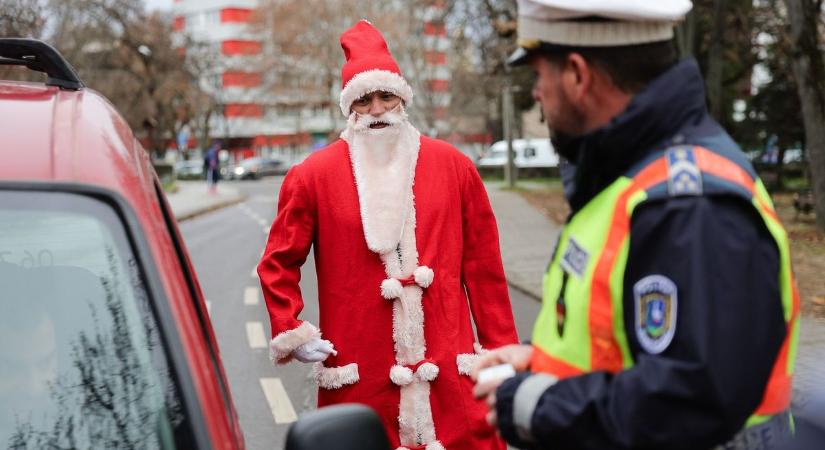 Pirossapkás járőrtárs: a Mikulás is szolgálatba állt Egerben – ajándékot kaptak a szabálykövető autósok