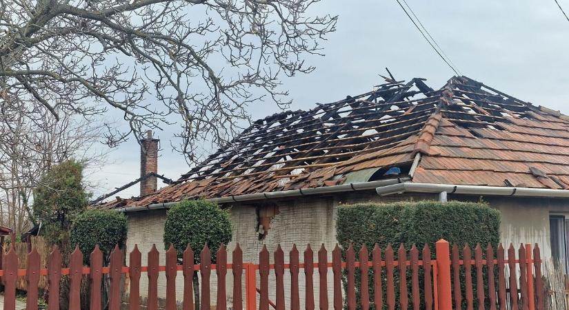 Friss fotók! Ennyi maradt a Hevesben kiégett házból, kint és bent is dermesztő a látvány