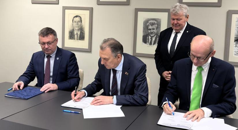 Háromoldalú együttműködés