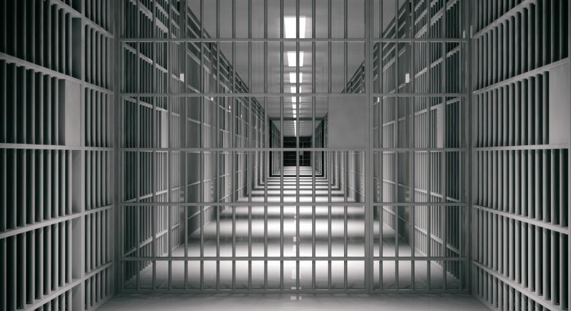 Molesztálta kilencéves nevelt lányát