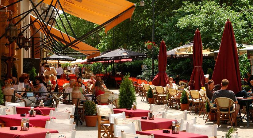 Ordenáré módon beszélt a szakács egy vendéggel a nívós étteremben, többszázezer forintos összeg lett a számla a vége