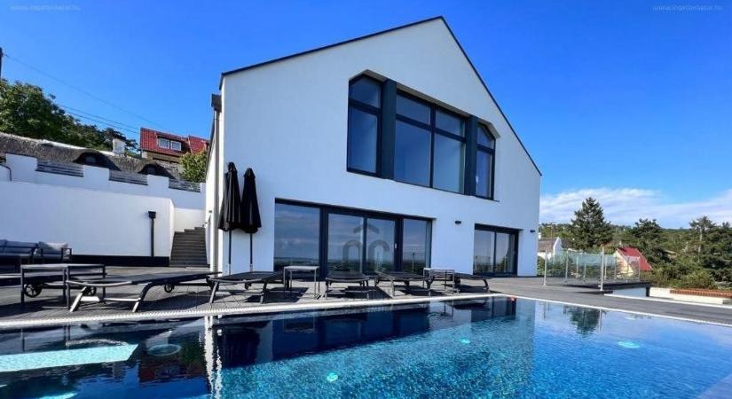 Milliárdos luxusingatlanok a Balatonnál: a déli part vezeti az árversenyt