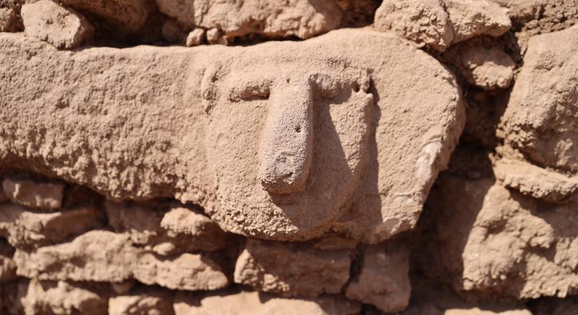 11 ezer éves, embereket ábrázoló kőszobrokra bukkantak a törökországi Karahan Tepe lelőhelyen