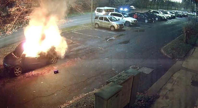 Felgyújtotta a haragosa autóját Esztergomban, egy kamera felvette az egészet – videó