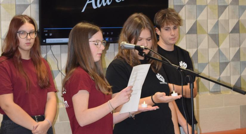 Adventi gyertyagyújtás a Cseresnyés kollégiumban