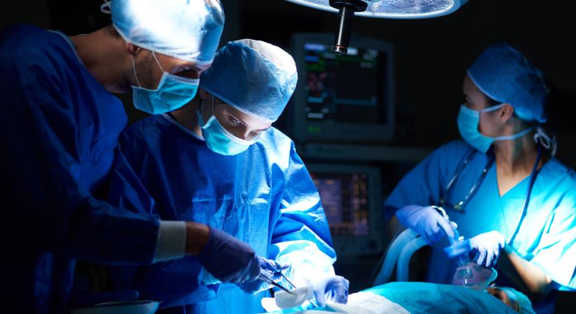 Veszélyes szétválasztó műtétre vállalkoztak a sziámi ikrek szülei