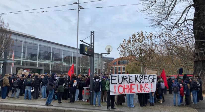 Németországban büntetés járhat a sorozás ellen demonstráló diákoknak