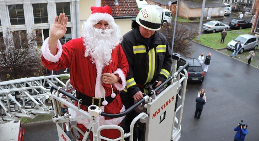 Ez a Mikulás nem tériszonyos! Nem kéményen át, hanem létrás kocsin érkezett (galéria, videó)