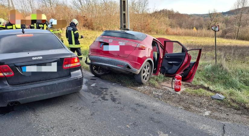 Két személygépkocsi ütközött a zalai vármegyehatár közelében