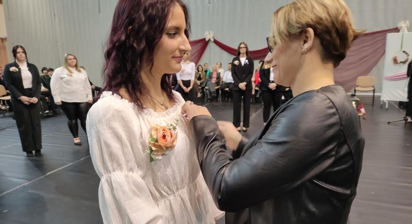 Szalagot tűztek az Eötvös végzős diákjaira