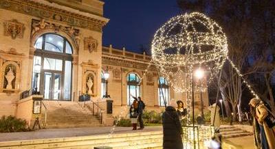 A Millennium Háza körül valóságos téli csodabirodalom ragyogja be az estét