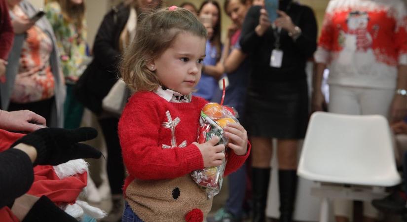 Mikulás a gyerekosztályon (galéria)