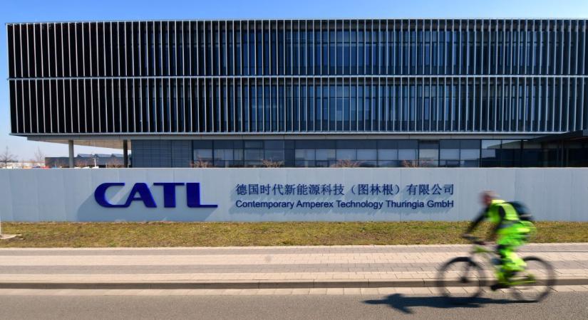 Egy másik gigaprojekttel nincs gondja, de a debreceni CATL-nek komolyan keresztbe tesz Brüsszel – 800 millió euró a tét, ezt zsigereiben érezheti a gyáróriás