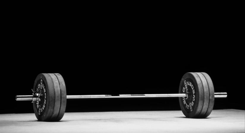 Horrorbaleset: Edzés közben ráesett a rúd, elhunyt a népszerű súlyemelő