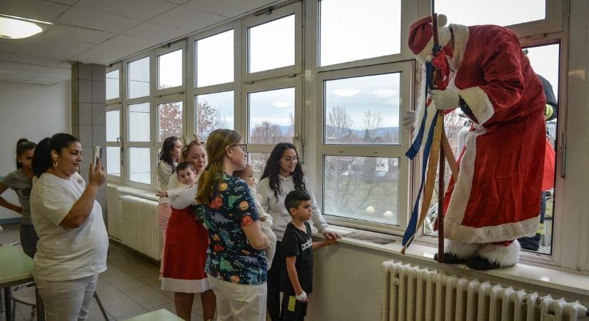 A Mikulás egyszer csak megjelent a gyöngyösi kórház második emeleti ablakában fotók