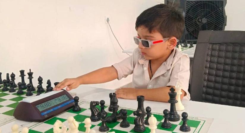 Egy hároméves indiai óvodást csodál a sakkvilág