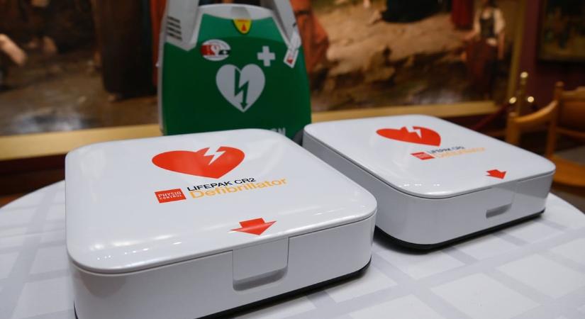 Hiába kérték a metrómegálló defibrillátorát egy újraélesztéshez – a BKV vizsgálatot indított
