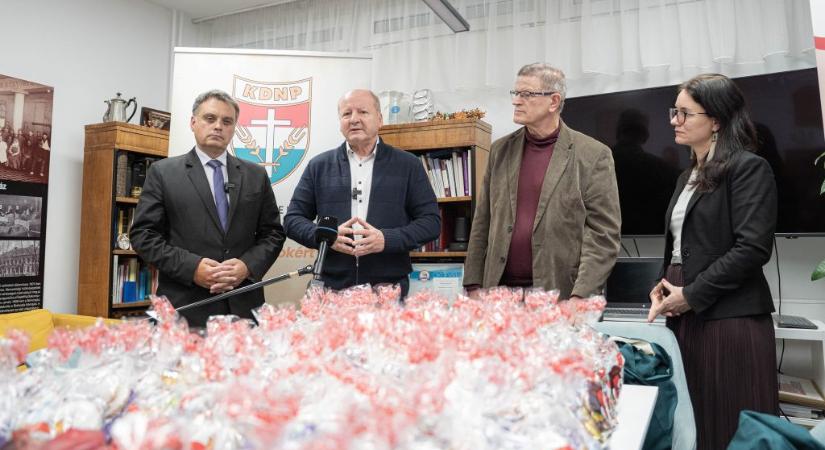 Pártlogóval felszerelkezve vitte a mikuláscsomagokat a KDNP a Bethesda Gyermekkórházba