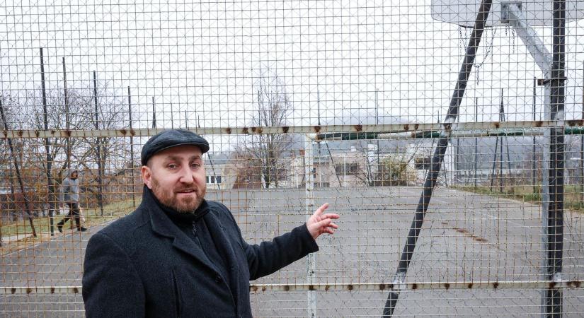 Nem repül több labda az útra: gólbiztossá tették a focipályát