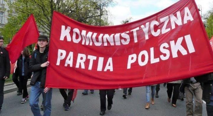 Lengyelországban hivatalosan betiltották a Kommunista Pártot