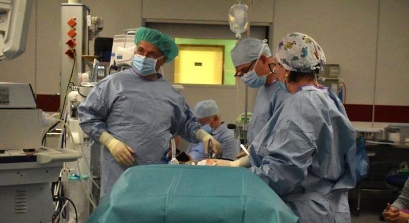 Elsők között az országban – Innovatív laparoszkópos eljárás a veszprémi kórházban