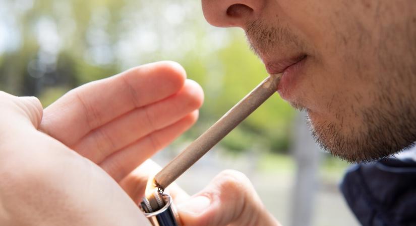 Egyre nő a nikotinfüggőség a fiatalok körében – aggasztóak a celebek által reklámozott nikotintartalmú termékek