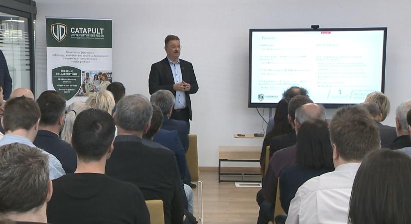 Híd az egyetem és a piaci szereplők között: 200 millió forintos állami támogatást nyert el az UD Catapult