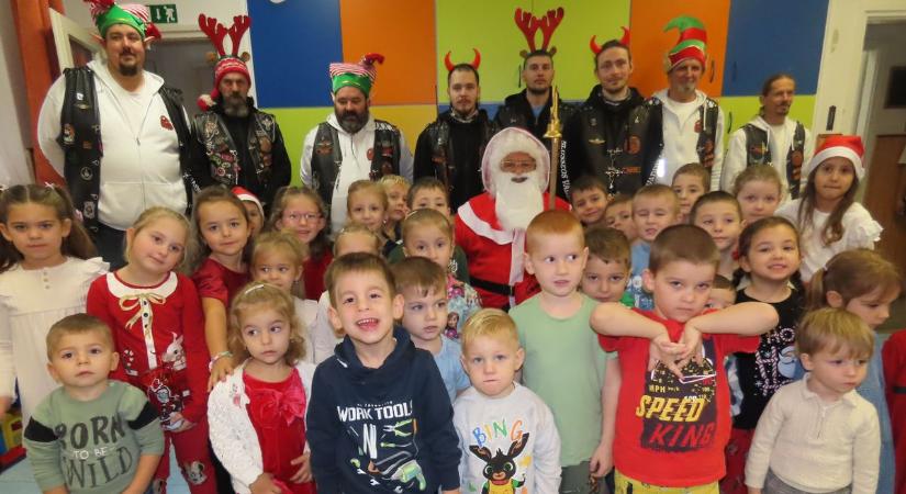 A slusszos vaddisznók motoros Mikulása osztotta a csomagokat négy óvodában, egyre nagyobb az összefogás